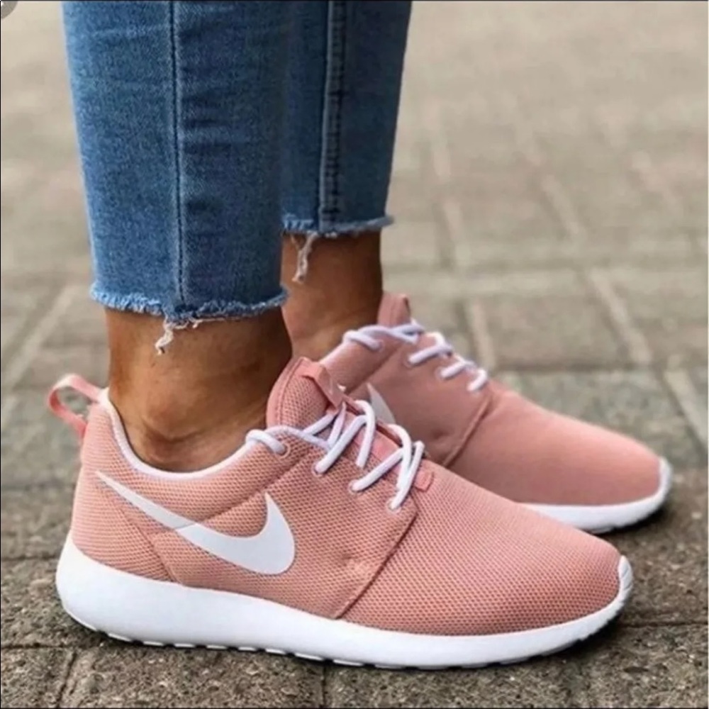 NWOT Nike Women’s Roshe One Size 8 Pink Shoes